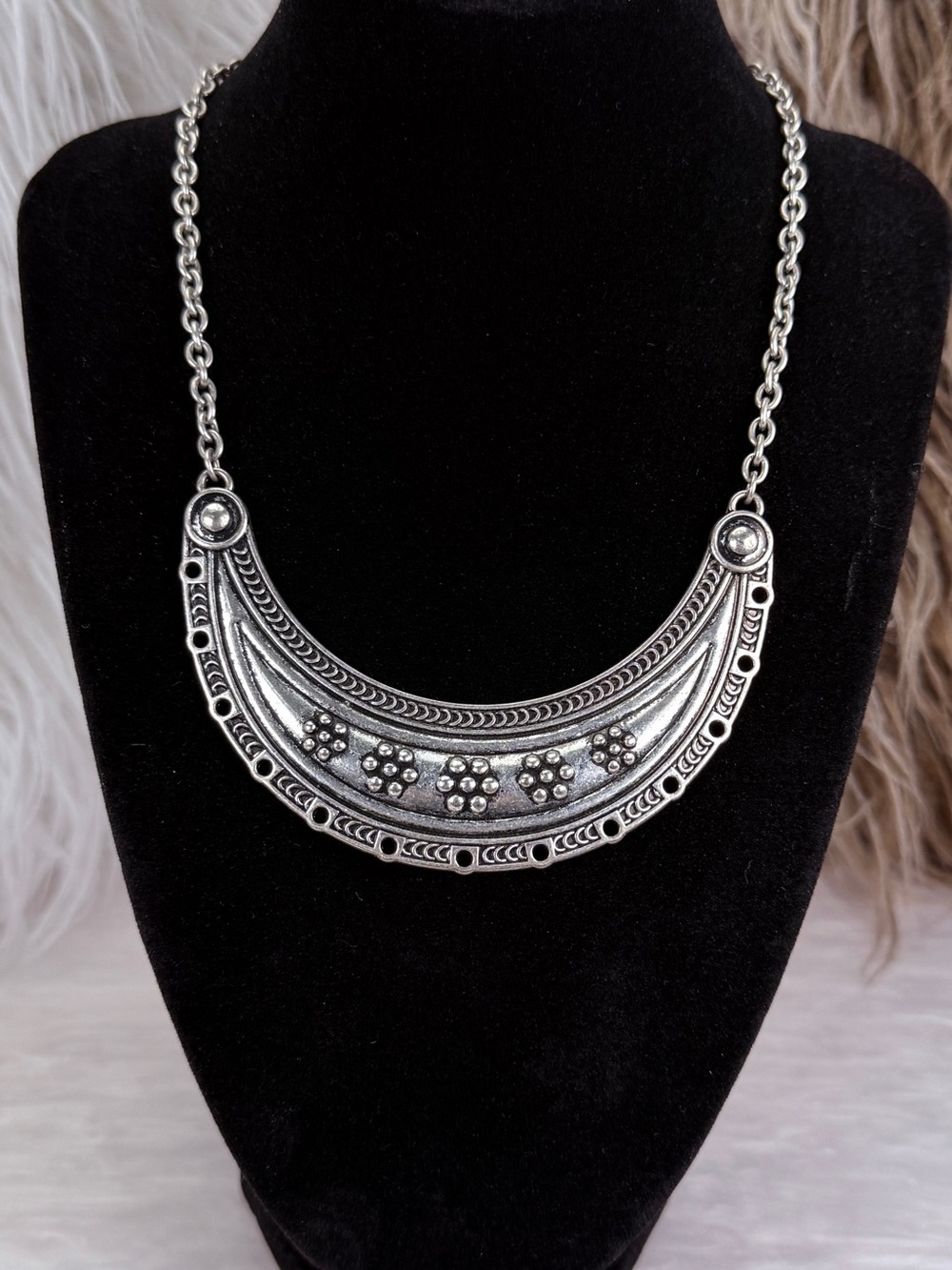 Vintage Silvertone etched statement 16โ necklace